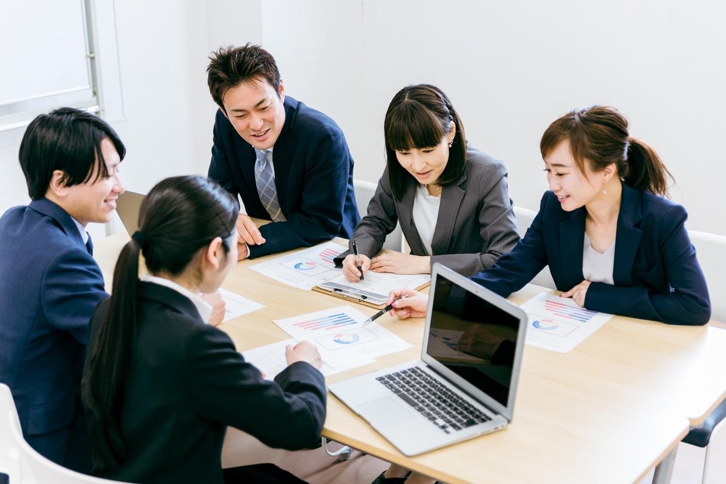 納会や忘年会は景品を用意して従業員のモチベアップにつなげよう!