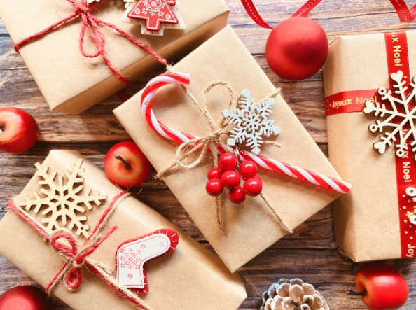 会社のメンバーでクリスマスパーティーをするなら景品も用意しよう!