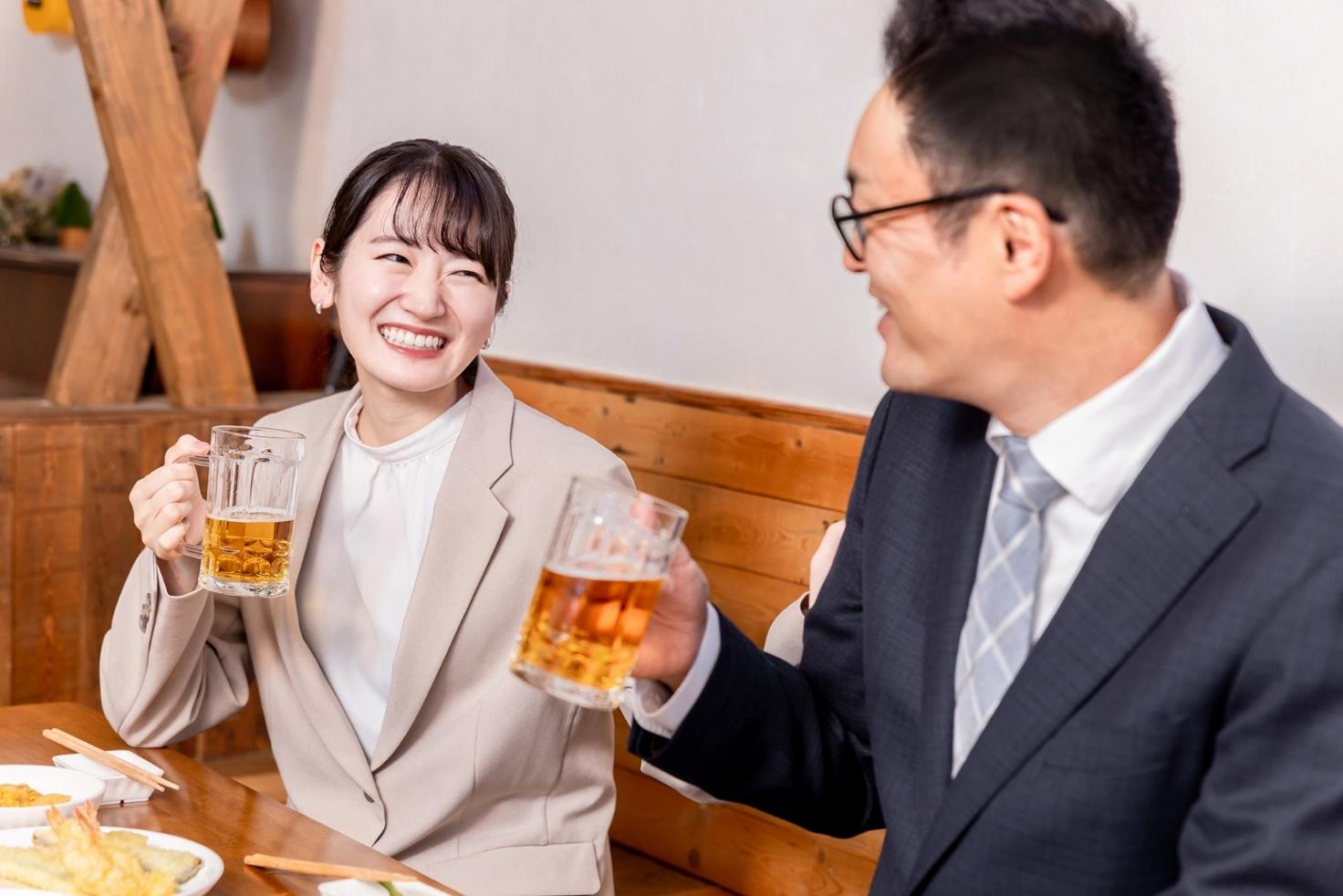 会社の飲み会ではマナーを意識して上司にポジティブな印象を与えよう