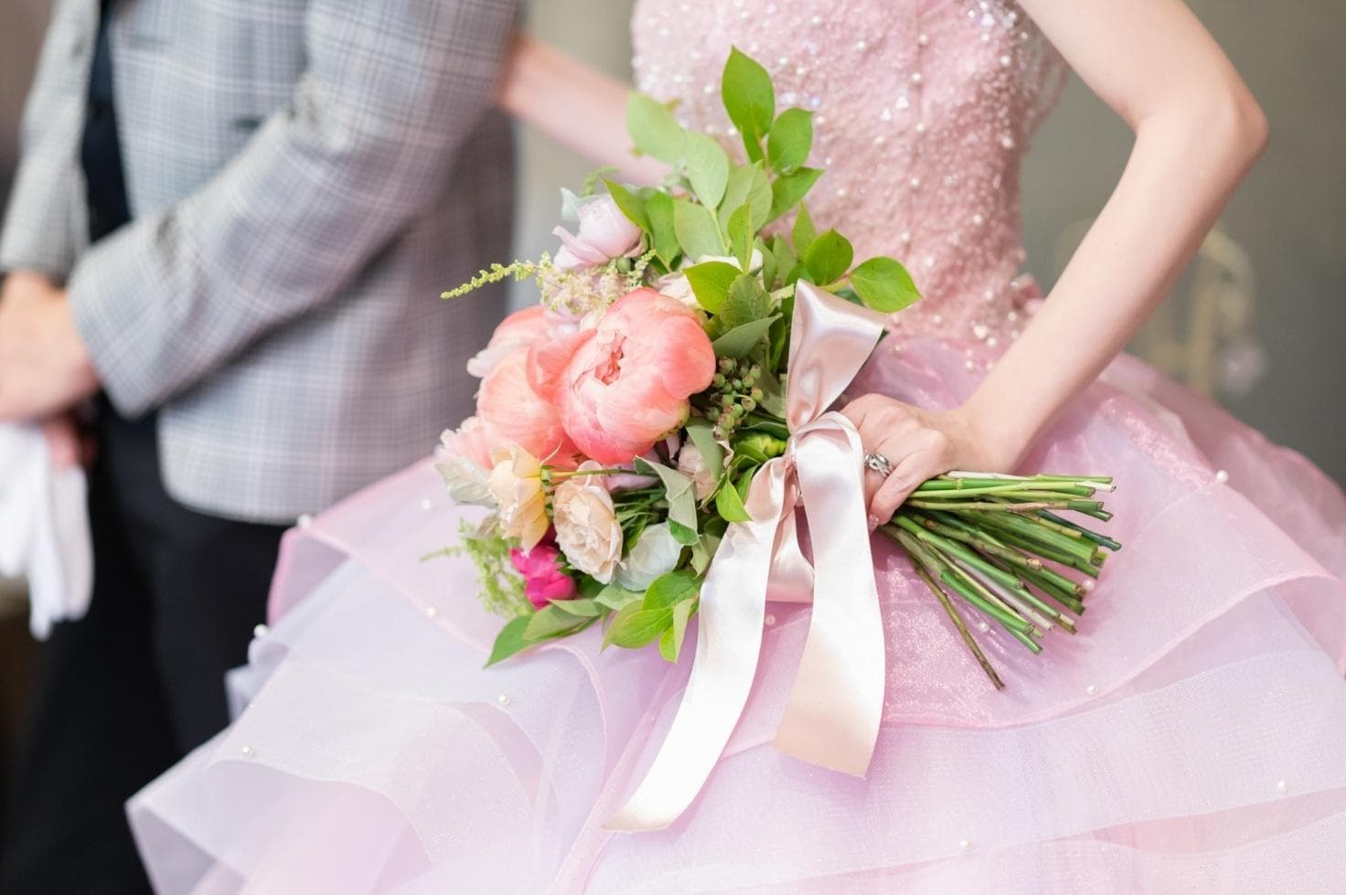 渡し方ひとつで結婚式二次会の印象が変わる！