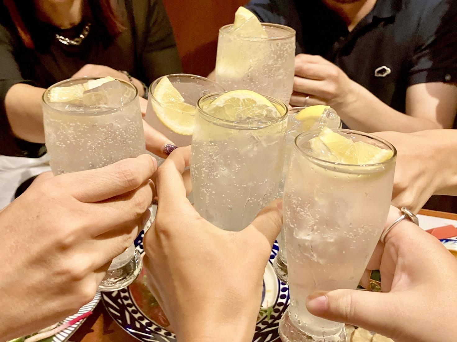 なぜ宴会は途中で静かになる？沈黙ポイントの正体