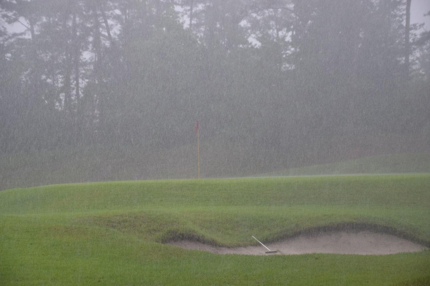 第4のハプニング：突然の雨でプレー中断
