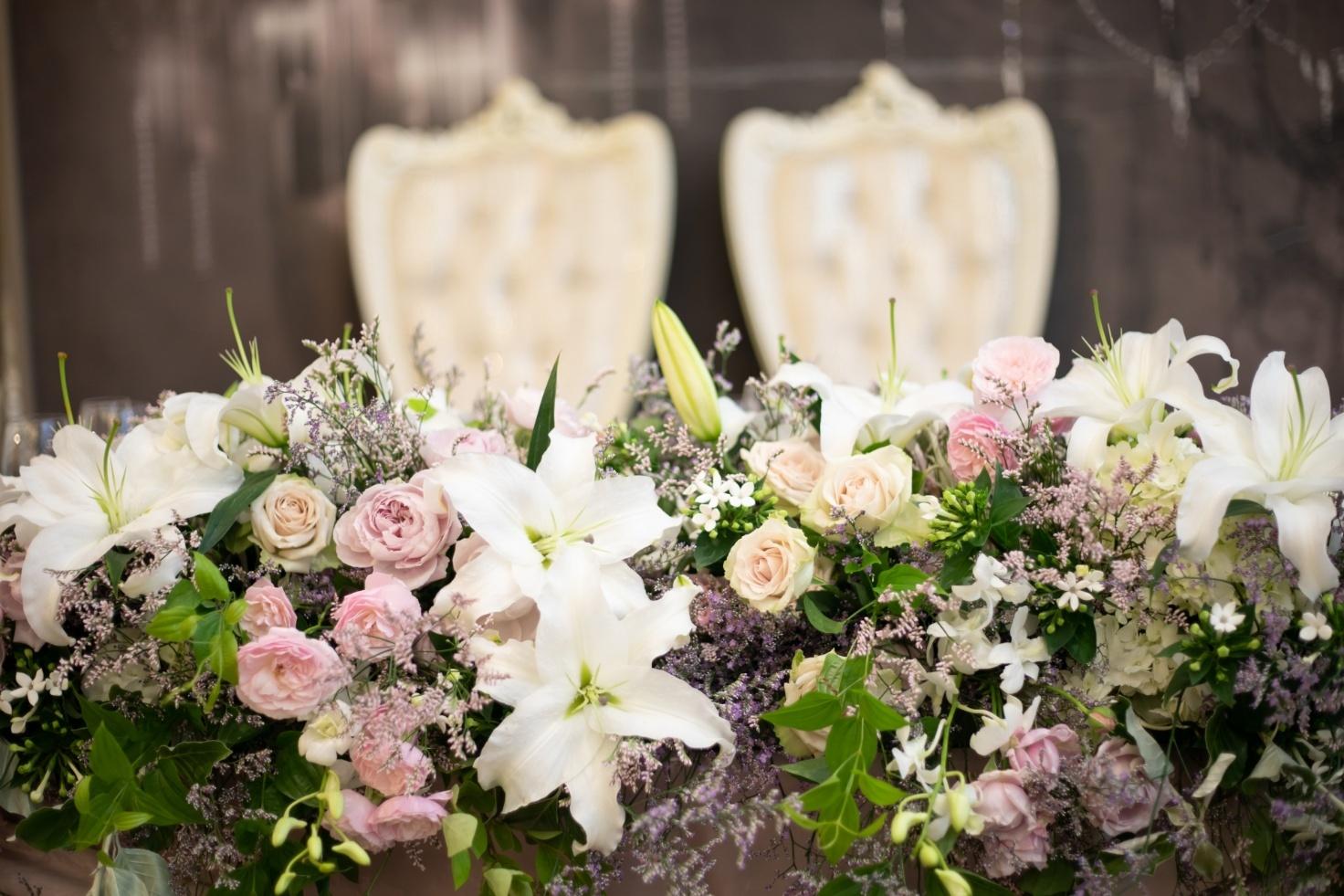 結婚式二次会の服装はどう決めるのが正解か