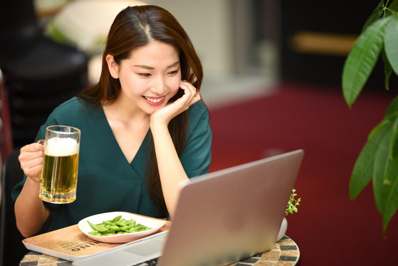 美味しいおつまみと一緒に自宅で楽しくオンライン飲み会をしよう!